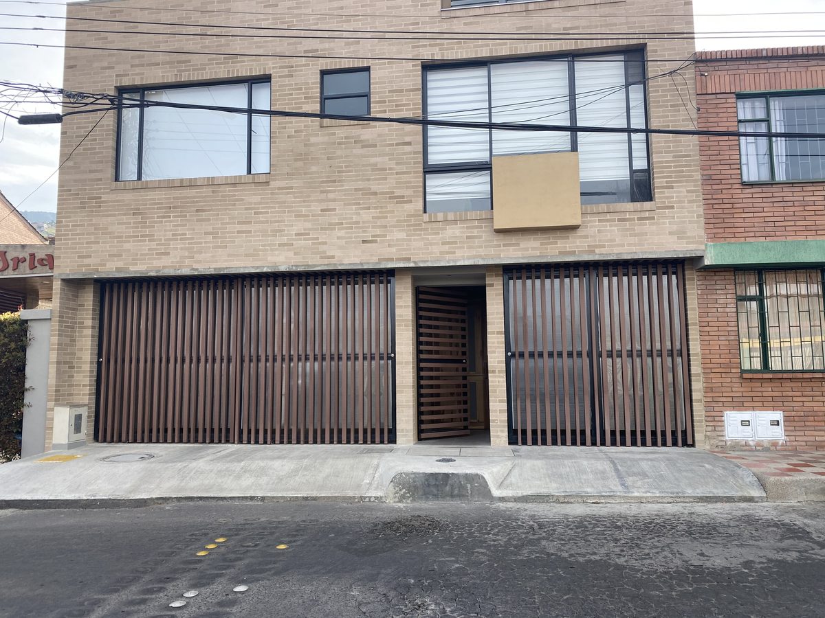 Fachada con puertas de listones fabricadas a la medida