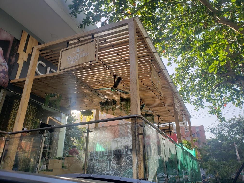 Pérgola en madera y metal con cerramiento en vidrio