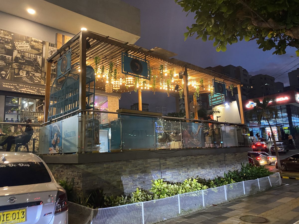 Pérgola comercial iluminada en terraza de restaurante